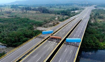 Vista aérea del puente de Tienditas, en la frontera entre Cúcuta (Colombia) y Tachira (Venezuela) después de que las fuerzas militares venezolanas bloqueasen el acceso con contenedores para evitar la entrada de ayuda humanitaria, el 6 de febrero de 2019.