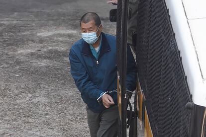 El magnate Jimmy Lai es trasladado a prisión, este jueves en Hong Kong.