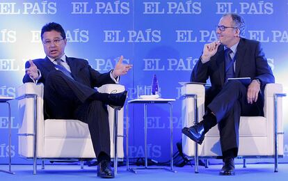 Gustavo Leite (i), ministro de Industria y Comercio de la República de Paraguay junto a Miguel Jiménez (d), redactor jefe de Economía de EL PAÍS.