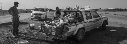 Los peshmerga kurdos compran comida en una tienda improvisada en un punto de control camino a Mosul, en Bartella, el 7 de noviembre de 2016. Tras los primeros tres días de ofensiva, el presidente del Kurdistán iraquí, Masud Barzani, informó de que los peshmerga habían retomado 200 kilómetros cuadrados —una extensión similar a la isla del Hierro—.