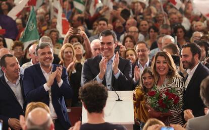 El presidente del Gobierno y candidato del PSOE, Pedro Sánchez junto a Susana Díaz e Ignacio López durante el acto de presentación de la candidatura del PSOE de Málaga.