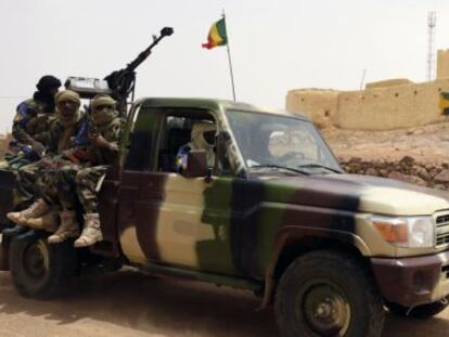 Soldados malienses patrullan Kidal, en el norte del país, el pasado julio.