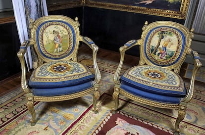 Pareja de sillones firmados Herráiz del salón goyesco con tapicería de la Real Fábrica de Tapices. 