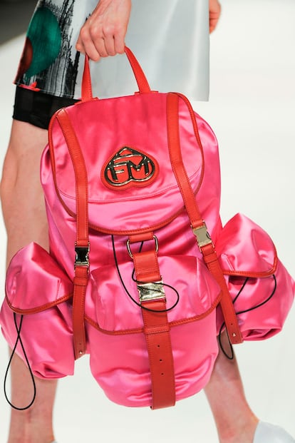  

	Mochilas de raso fucsia que harían las delicias de Paris Hilton, de Frankie Morello.