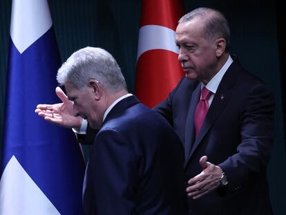 El presidente turco, Recep Tayyip Erdogan, y su homólogo finlandés, Sauli Niinistö (izquierda), durante la comparecencia conjunta de este viernes en Ankara.