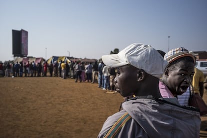 Los resultados de estas elecciones desvelarán la incógnita de si los votantes pasarán factura por los casos de corrupción de políticos y funcionarios, la falta de servicios básicos que ha provocado protestas en los viejos guetos, el paro disparado junto a la ocupación informal que sustentan muchas economías domésticas o el conflicto laboral que mantiene paralizadas las minas de platino en una huelga que ya es la más larga de la historia local. En la imagen, detalle de las colas para votar en los colegios electorales de Bekkersdal cerca Soweto.