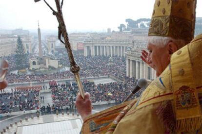 El papa Benedicto XVI imparte la bendición 'Urbi et Orbi' desde el balcón de la Basílica de San Pedro del Vaticano.