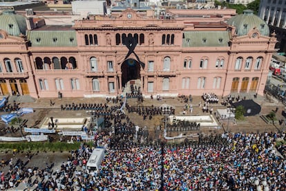 Policiais e torcedores diante da Casa Rosada, onde aconteceu o velório de Maradona.