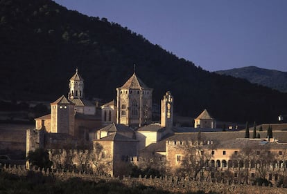 El monestir de Poblet, a Catalunya, és el prototip d'abadia cistercenca espanyola. La seva construcció es deu a Ramon Berenguer IV, comte de Barcelona, que el va lliurar als monjos bernats de l'abadia de Fontfroide l'any 1149. El monestir va viure la seva màxima esplendor al segle XIV, i va ser abandonat el 1835 després de la desamortització de Mendizábal. El 1930 es va començar a restaurar i el 1940 hi van retornar els monjos.