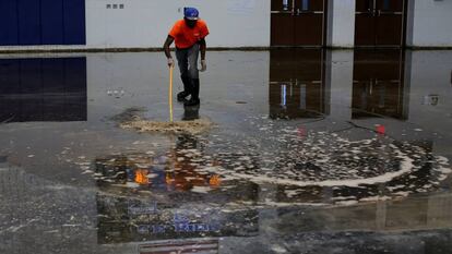 Trabalhador remove a água de um ginásio em Houston