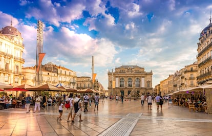 La Place de la Comédie, centro neurálgico de Montpellier, con el edificio de la Orquesta Nacional de Ópera.