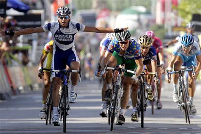 Petacchi se impone ante Hushovd (centro) y Bettini (primero por la derecha).