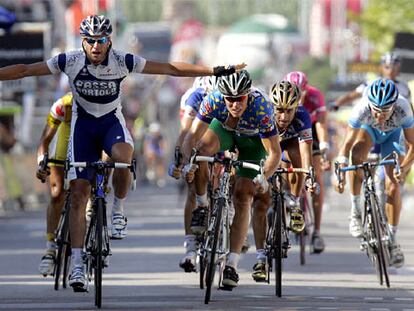 Petacchi se impone ante Hushovd (centro) y Bettini (primero por la derecha).