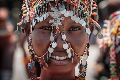 Una mujer de la etnia rendile posa ante la cámara con los adornos de su pueblo. El festival comenzó a celebrarse en 2008. Las comunidades que participan en el evento incluyen a las molo, samburu, rendille, turkana, dassanach, gabra, borana, konso, sakuye, garee, waata, burji y somali. Un verdadero festín de la diversidad.
