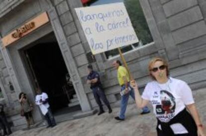 Protestas en frente de una oficina de Cajastur, perteneciente a Liberbank.