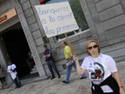 Protestas en frente de una oficina de Cajastur, perteneciente a Liberbank.