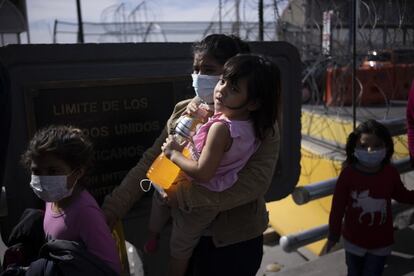 Las familias desconocen que son retornadas a México hasta que cruzan el puente fronterizo.