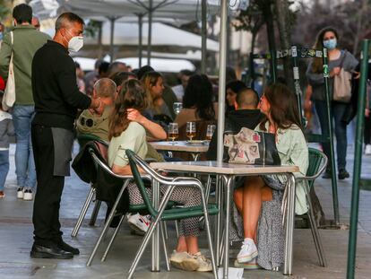 Varias personas en la terraza de un bar en Madrid.