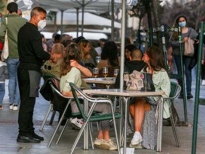Varias personas, el miércoles pasado en la terraza de un bar de Madrid.