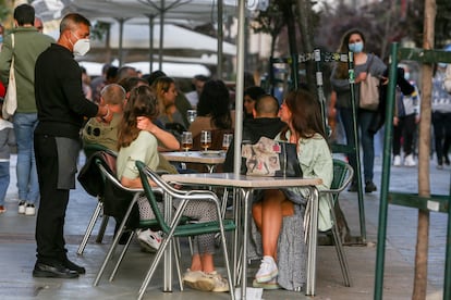 Varias personas, el miércoles pasado en la terraza de un bar de Madrid.