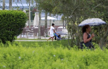 Babá num clube do Rio.