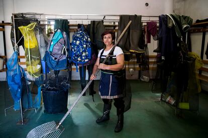 Rosa Vilán, mariscadora de Arcade (Pontevedra) en las instalaciones de la cofradía, tras cesar su actividad marisquera durante el decreto de emergencia por la crisis del Covid-19.