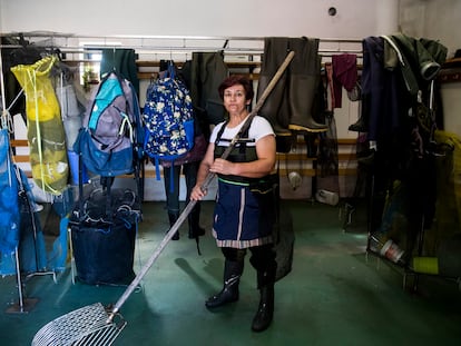 Rosa Vilán, mariscadora de Arcade (Pontevedra) en las instalaciones de la cofradía, tras cesar su actividad marisquera durante el decreto de emergencia por la crisis del Covid-19.