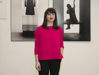 La fotógrafa Soledad Córdoba, en el Museo Barjola, de Gijón, donde expone sus fotos dentro de la exposición 'Miradas Paralelas'.