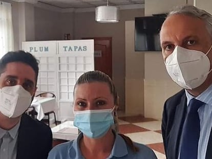 La mujer asesinada, María Isabel M. M., en su pastelería junto al alcalde de San Roque Juan Carlos Boix (derecha) que ha colgado en su Instagram la imagen.