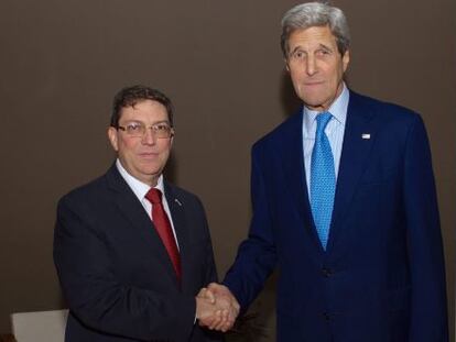 Fotografía cedida por el Departamento de estado de EE.UU. del Secretario de estado, John Kerry junto al ministro cubano de Relaciones Exteriores, Bruno Rodriguez, durante una reunión bilateral en Ciudad de Panamà, Panamà. EFE