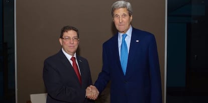 Fotografía cedida por el Departamento de estado de EE.UU. del Secretario de estado, John Kerry junto al ministro cubano de Relaciones Exteriores, Bruno Rodriguez, durante una reunión bilateral en Ciudad de Panamà, Panamà. EFE