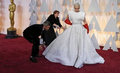 Lady Gaga acudió con un vestido blanco diseño de Azzedine Alaïa.