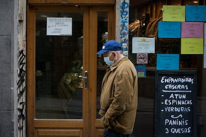 Muchos comercios han adaptado sus horarios por el estado de alarma provocada por el coronavirus, como esta panadería de la calle Hospital de Barcelona.