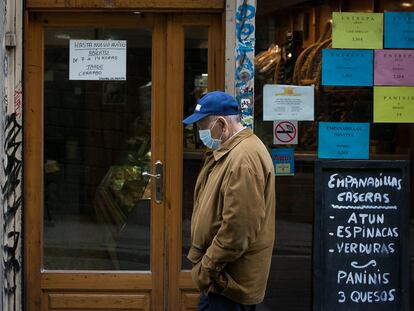 Muchos comercios han adaptado sus horarios por el estado de alarma provocada por el coronavirus, como esta panadería de la calle Hospital de Barcelona.