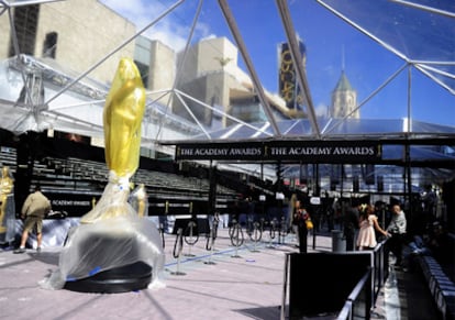 Varios operarios colocan un Oscar en el Teatro Kodak de Los Ángeles.