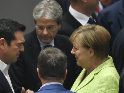 El primer ministro griego, Alexis Tsipras (izquierda), la canciller alemana, Angela Merkel, y el primer ministro italiano, Paolo Gentiloni, conversan en la cumbre.