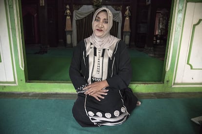 Retrato de Shinta Ratri, leader de la unica escuela coranica en el mundo por y para LGBT, en el patio interior de su escuela coranica : la Pondok Pesantren Waria al Fatah localizada en la ciudad de Yogjakarta, en la isla de Java, Indonesia central. Es un lugar donde los 'waria' pueden rezar juntas, sin permanecer aisladas en sus casas. Waria es la palabra que combina los términos indonesios 'wanita' (mujer) y 'pria' (hombre) , y define los miembros de la comunidad transgénero.