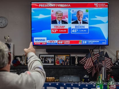 Um homem analisa os resultados da Virgínia a favor do presidente Trump na sede republicana do condado de Cochise em Sierra Vista, Arizona.