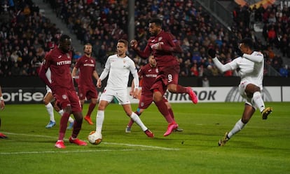 Koundé remata sobre la meta del Cluj.