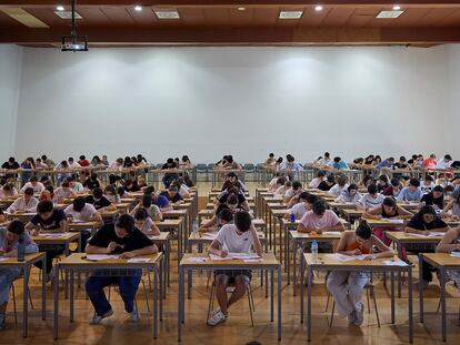 Un grupo de estudiantes, momentos antes de la prueba EVAU en Talavera de la Reina (Toledo), el 12 de junio de 2023.