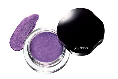 Nuevas sombras Shimmering Cream Eye Color de Shiseido, en crema y con efectos brillantes en colores intensos y duraderos. Nos encanta este violeta, Purple Dawn, para un resultado pastel. Cuesta 29,40 euros.