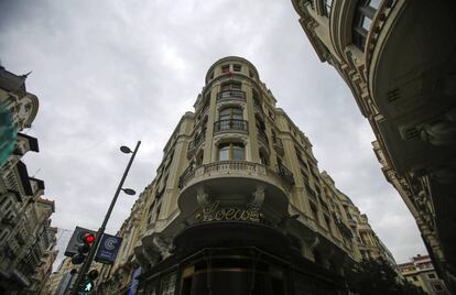 El primer edificio de la calle (Gran Vía, 8) y, abajo, la tienda de Loewe.