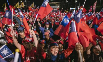 Partidarios de Han Kuo-yu portando banderas le vitorean en un mitin celebrado este jueves en Taipei.