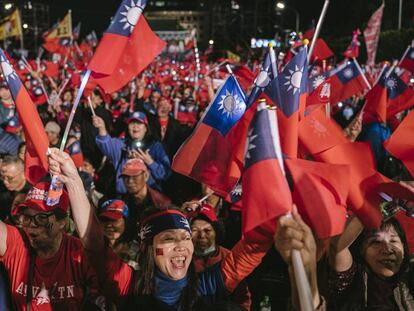 Partidarios de Han Kuo-yu portando banderas le vitorean en un mitin celebrado este jueves en Taipei.