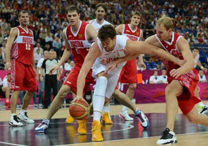 Marc Gasol, cubierto por los rusos, trata de escaparse con la pelota.