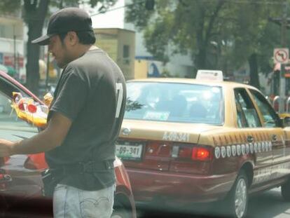 Un hombre vende paletas en M&eacute;xico DF.