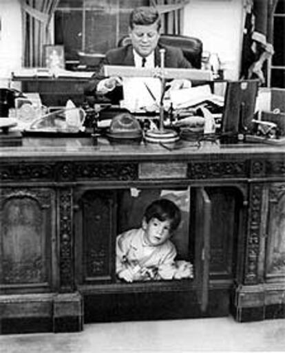 El presidente Kennedy trabaja en el despacho Oval de la Casa Blanca, con su hijo John, en 1963, a?o de su asesinato.