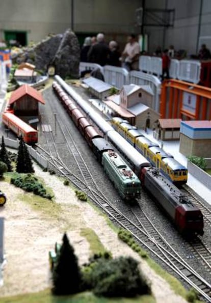 Uno de los trenes expuestos hoy en el XXV Encuentro de Módulos Maquetren, en Logroño (La Rioja), en el que participan cuarenta maquetistas llegados de diversos puntos de España y Portugal.