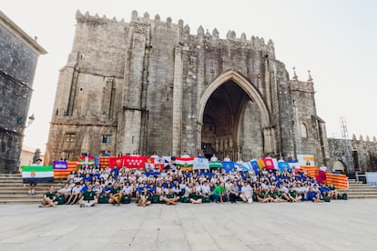 Expedicionarios de la Ruta Quetzal 2022 ante la catedral de Tui (Pontevedra).
