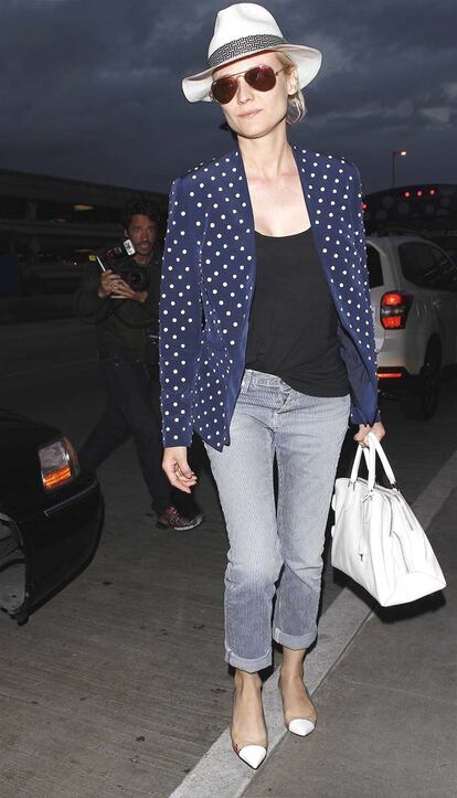 El borsalino es uno de los complementos estrella de este verano. Diane Kruger lo combina con blazer de topos y jeans a rayas. Un look que puedes añadir a tu lista de favoritos.